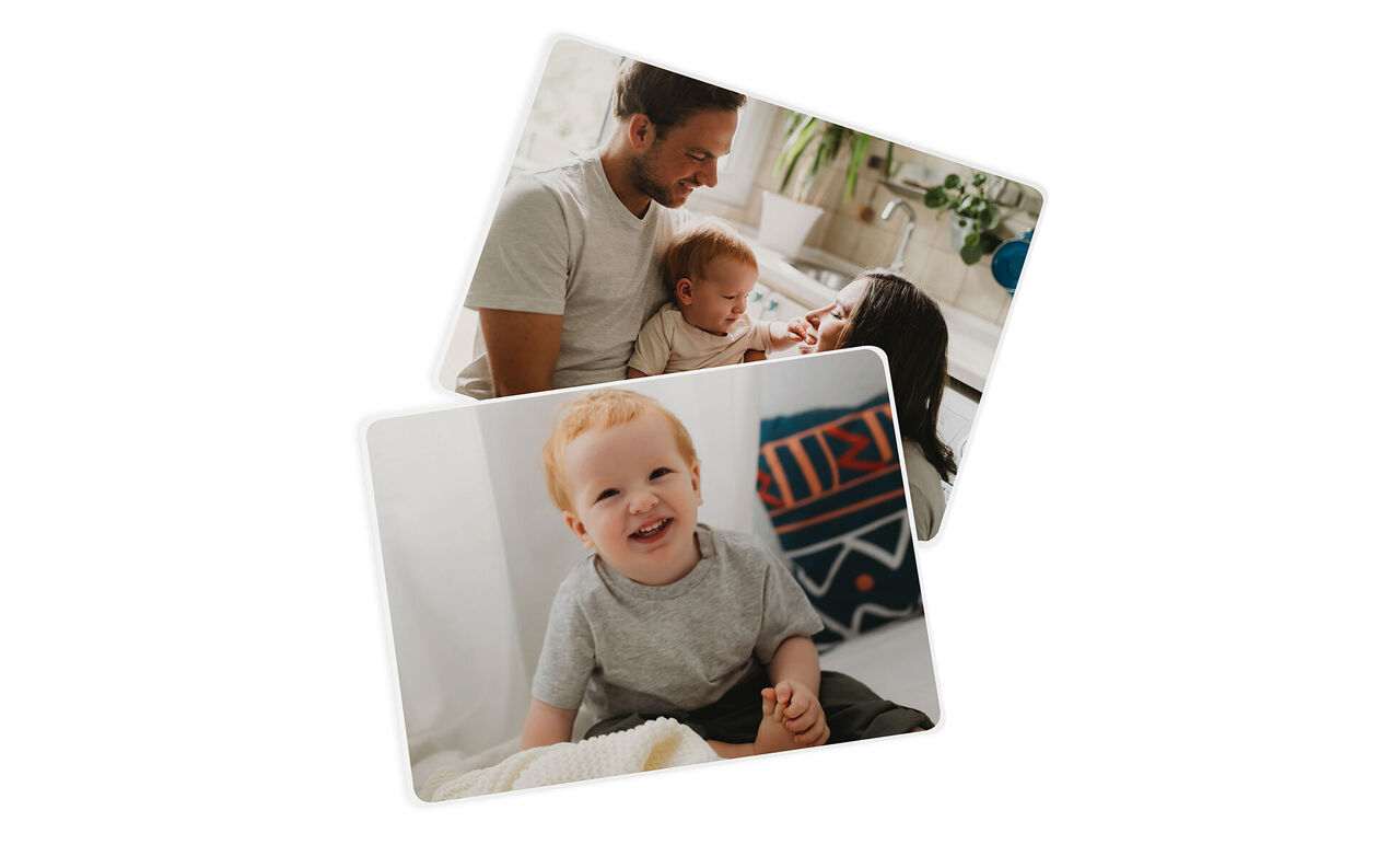 Un père heureux tenant son enfant sur ses genoux, tandis qu'une mère souriante est assise à côté. L'image rayonne de chaleur et de joie, parfaite pour des souvenirs.