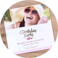 Invitation à une fête d'anniversaire avec un design coloré et des détails mignons