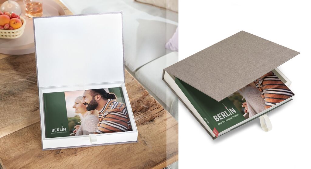 Un album CEWE ouvert avec des souvenirs personnels sur une table.