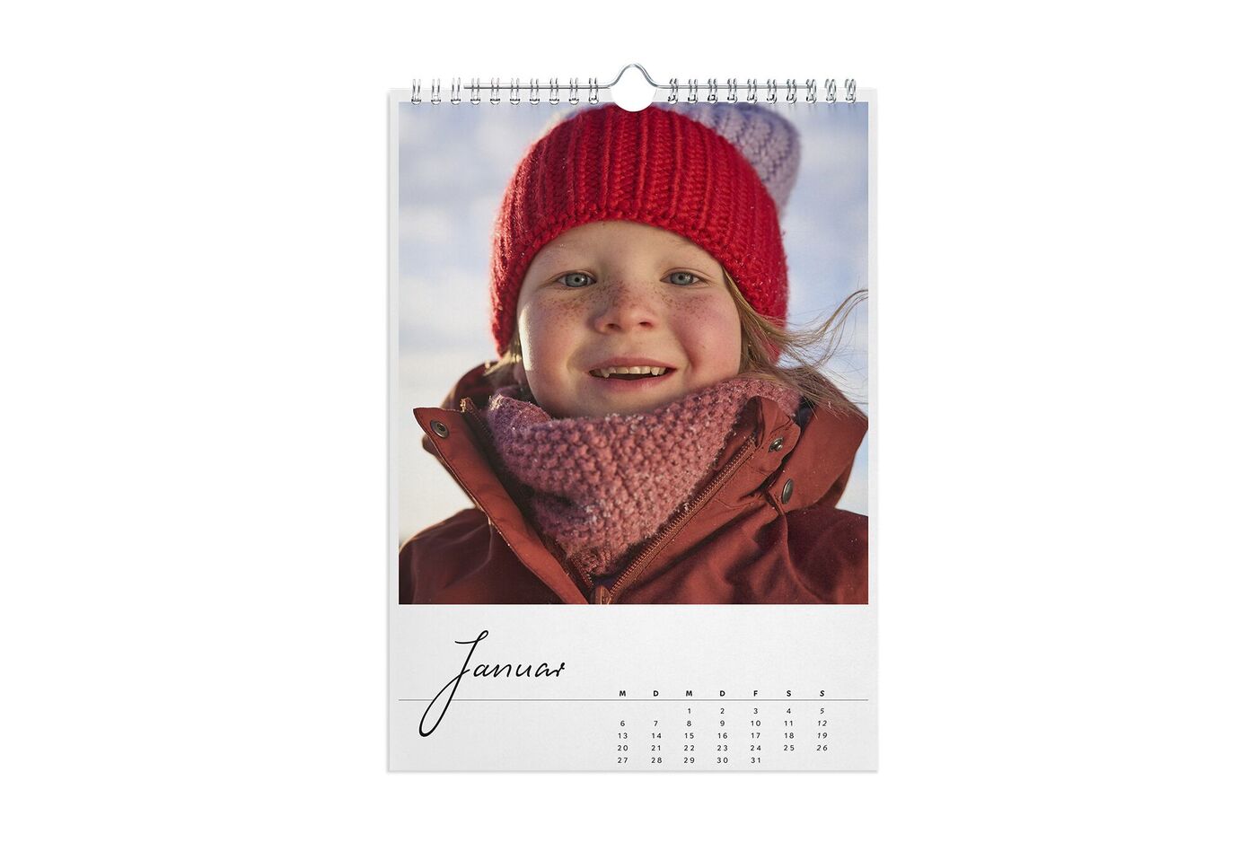 Page de calendrier pour janvier avec une personne en tenue d'hiver et un bonnet rouge et blanc.