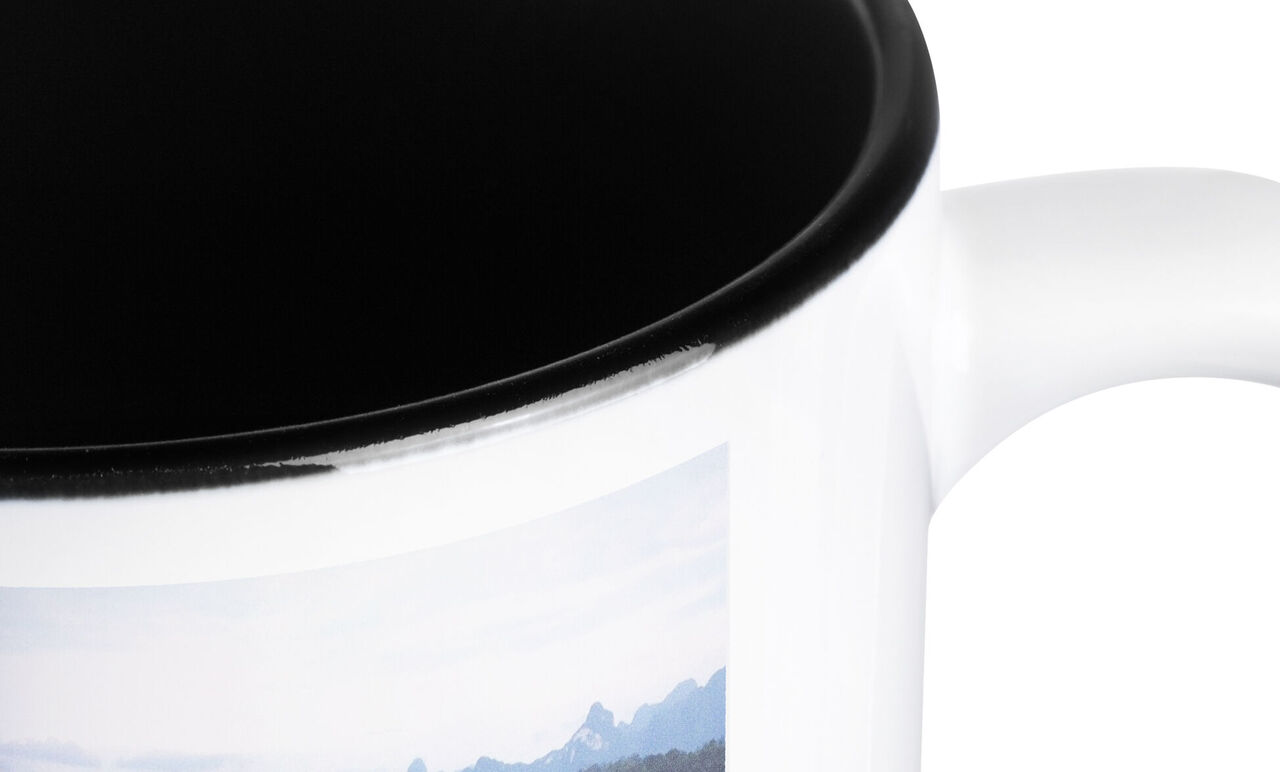 Gros plan d'une tasse blanche avec une image de paysage