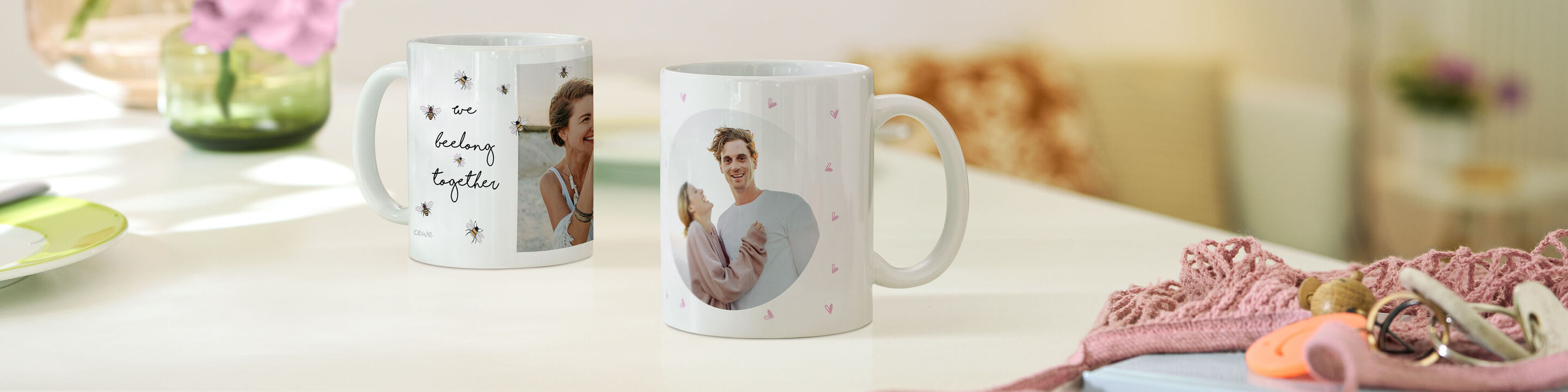 Trois tasses avec différents designs sur une table en bois