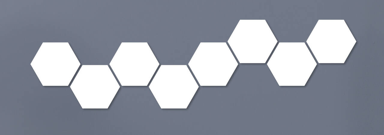 Six formes hexagonales colorées en ligne sur fond gris.