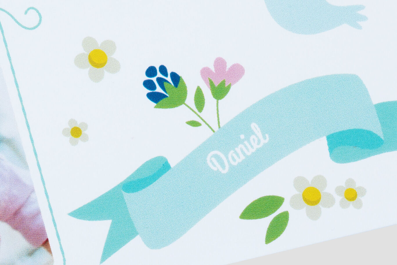 Design avec des fleurs et une bannière sur laquelle il est écrit "Daniel"