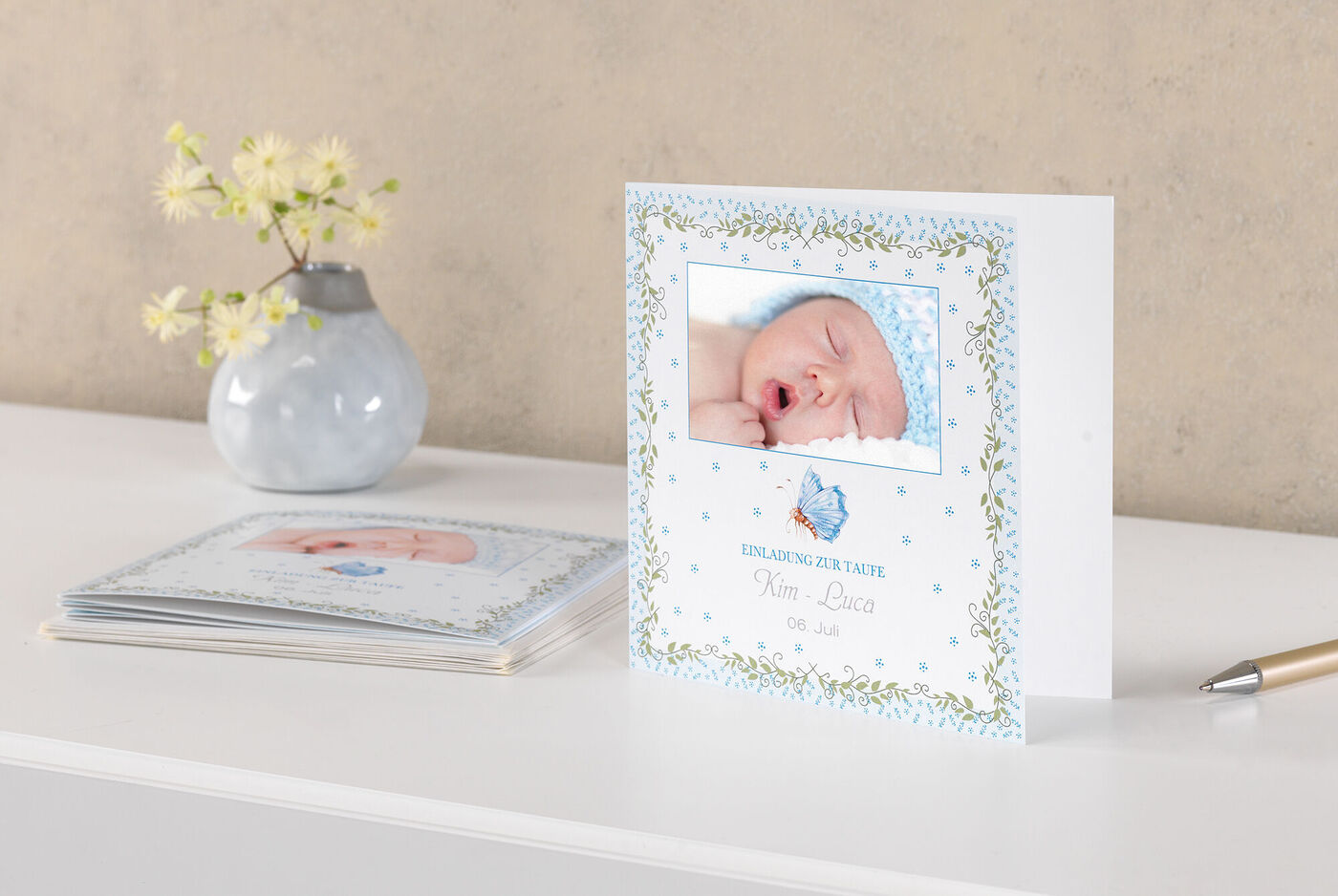 Une jolie carte de naissance avec un design bleu et une douce photo du bébé endormi.