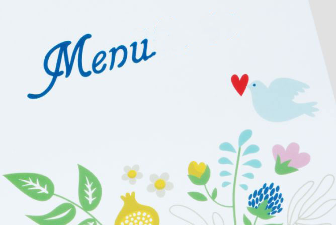 Carte de menu avec des fleurs colorées et un oiseau. Conçu avec amour.