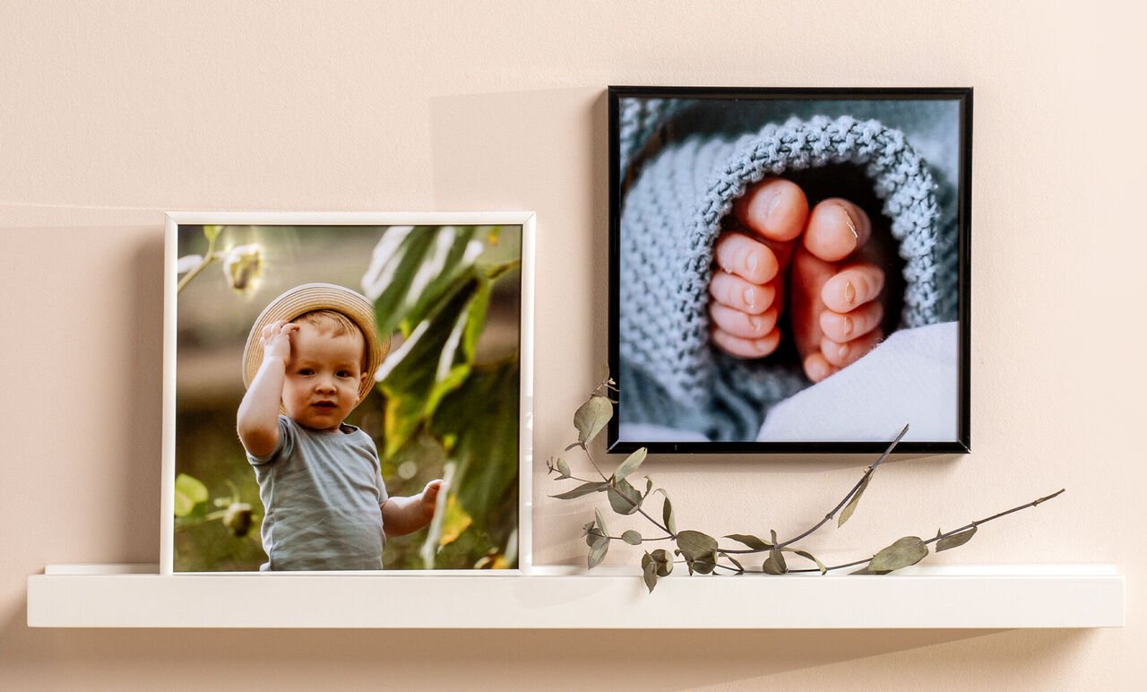Un enfant dehors montre avec la main. À côté, une image de petits pieds de bébé nus dans une couverture.