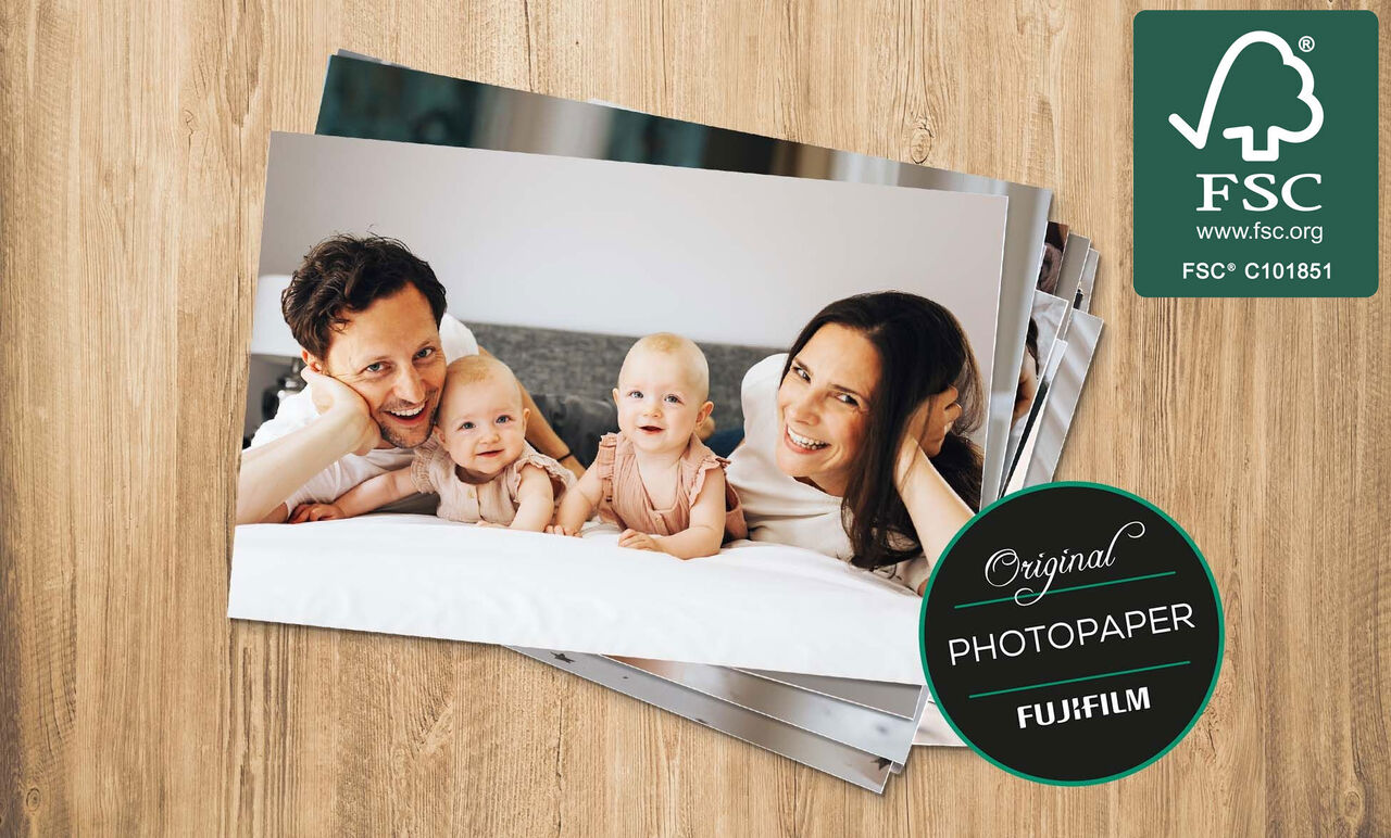 Une famille partageant du temps autour de photos sur une table.