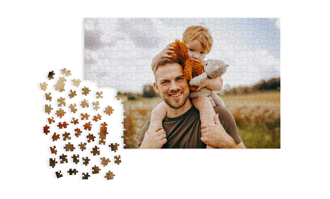 Un puzzle montre un père avec son enfant dans un paysage pittoresque.