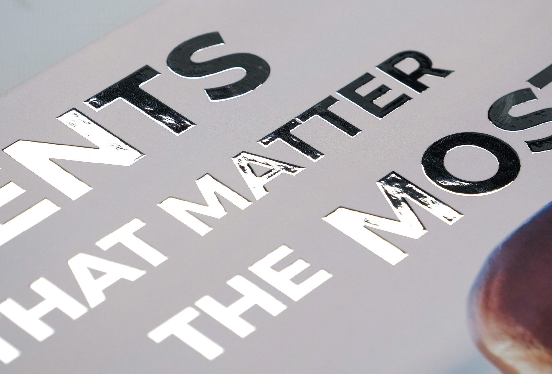 L’accent est mis sur une inscription brillante avec une écriture cursive, affichant le texte : 'Moments that matter'.