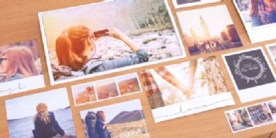 Deux femmes prennent des photos de souvenirs lors d'une belle journée d'été.
