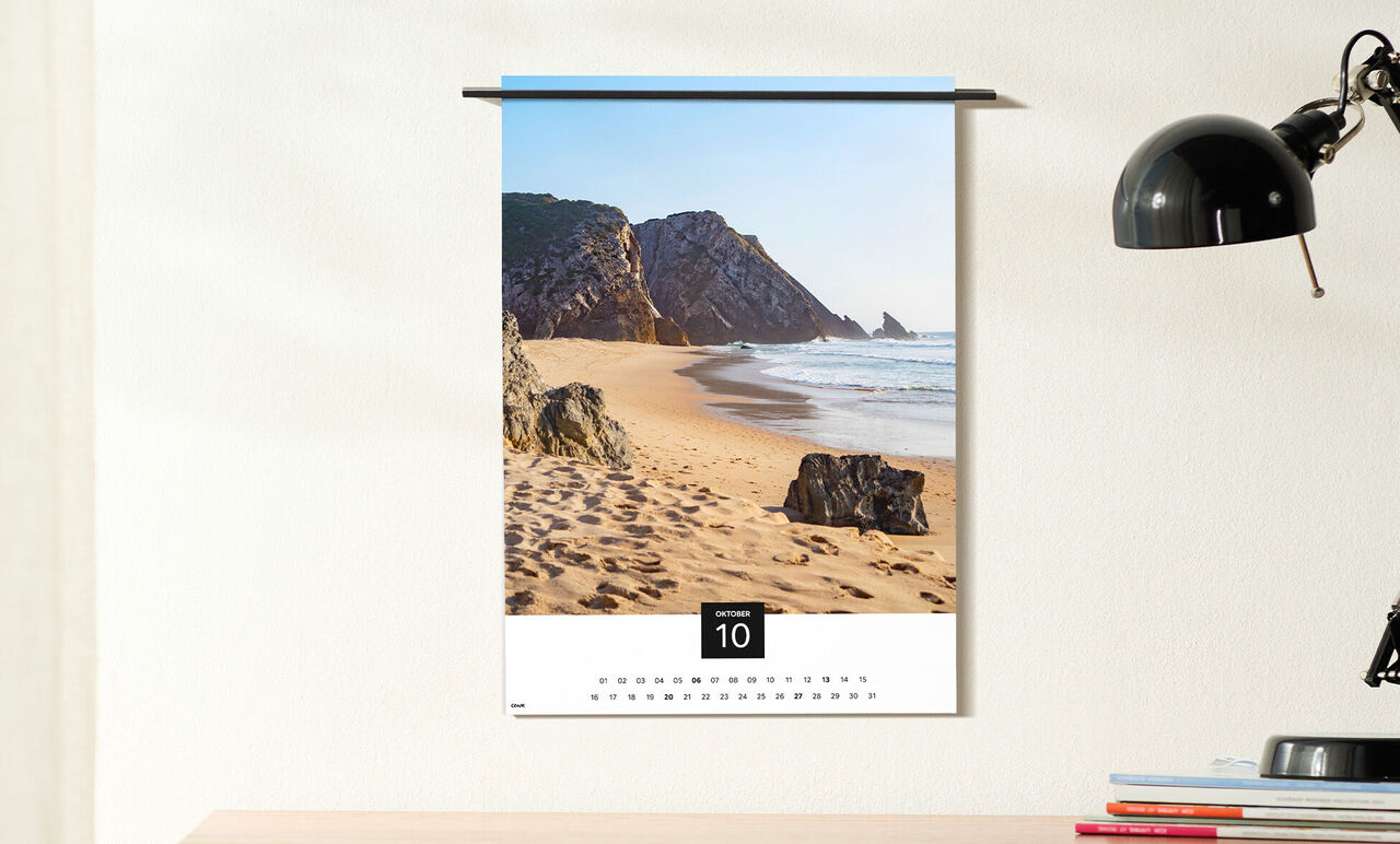 Calendrier avec un magnifique motif de plage et des rochers sur la côte.