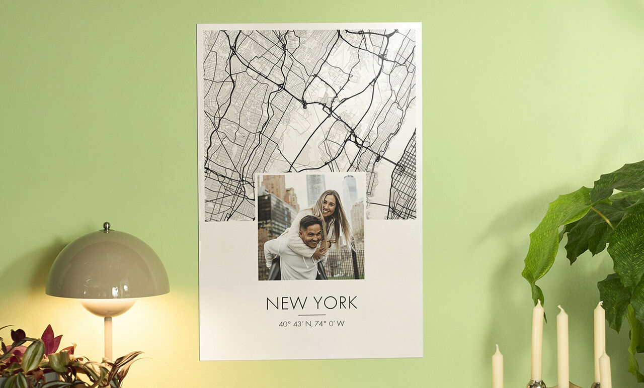 Affiche avec une carte de New York en noir et blanc et une photo de famille.