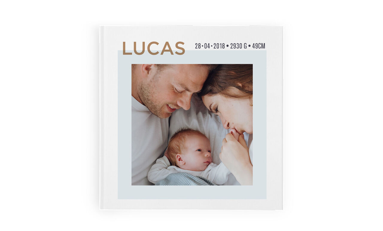 Un livre photo tendre avec un nouveau-né et sa mère.