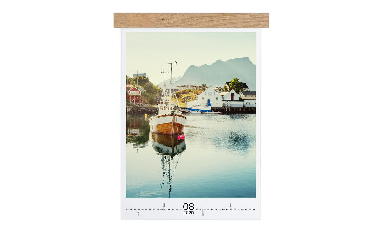 Un calendrier mural joliment conçu avec l'image d'un bateau dans une eau calme, entouré de montagnes