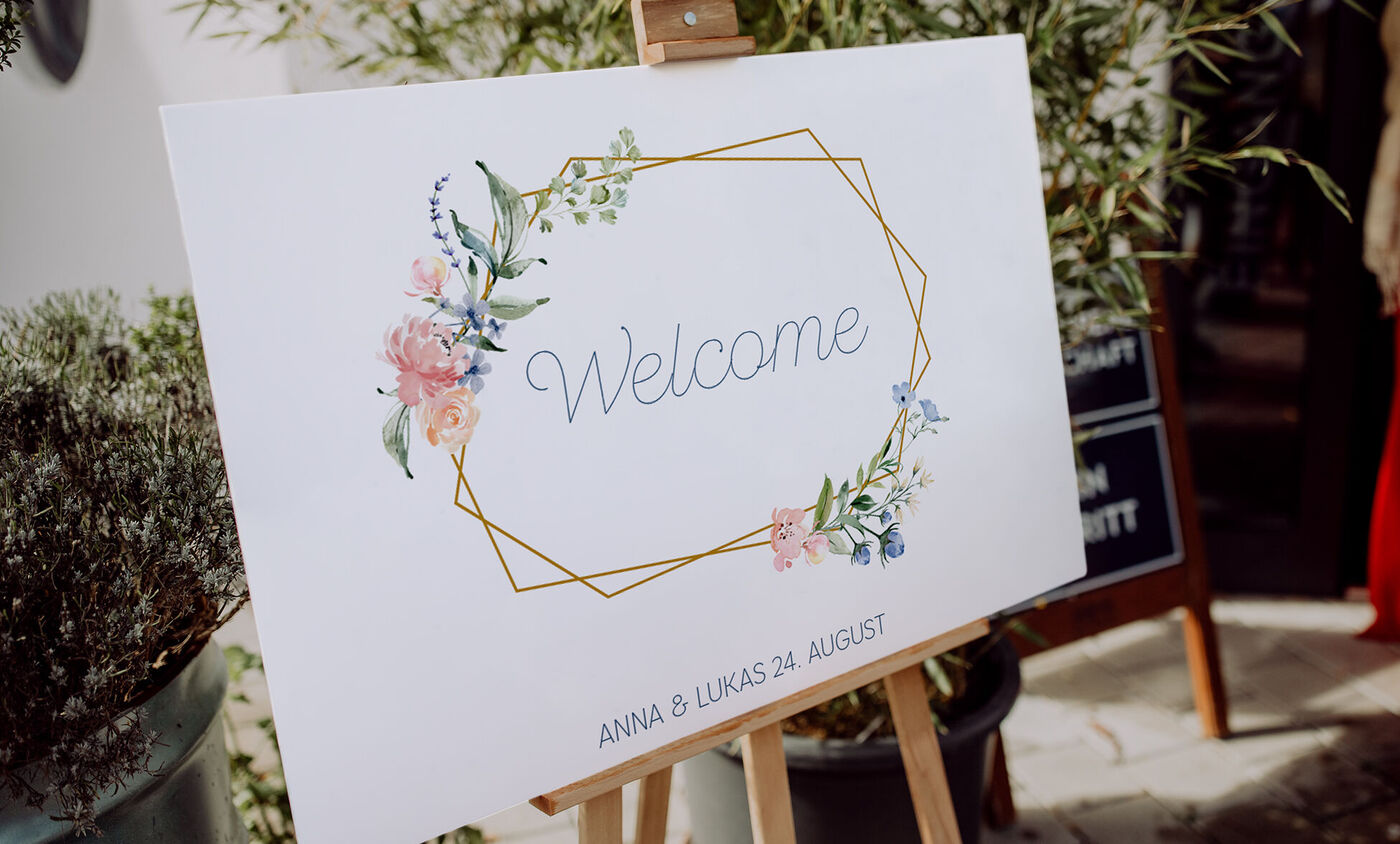 Panneau de bienvenue avec éléments floraux pour un mariage.