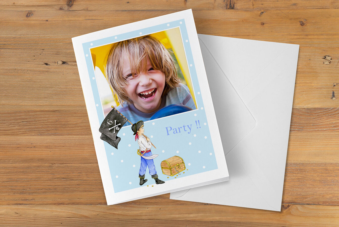 Carte d'invitation pour une fête d'anniversaire d'enfant avec un motif de pirate.