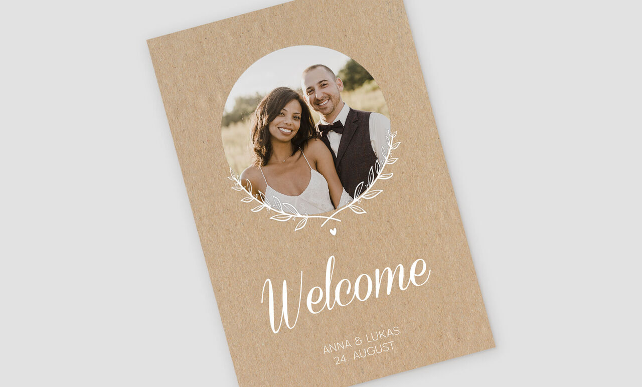 Carte de mariage avec design floral et le mot 'Bienvenue'.