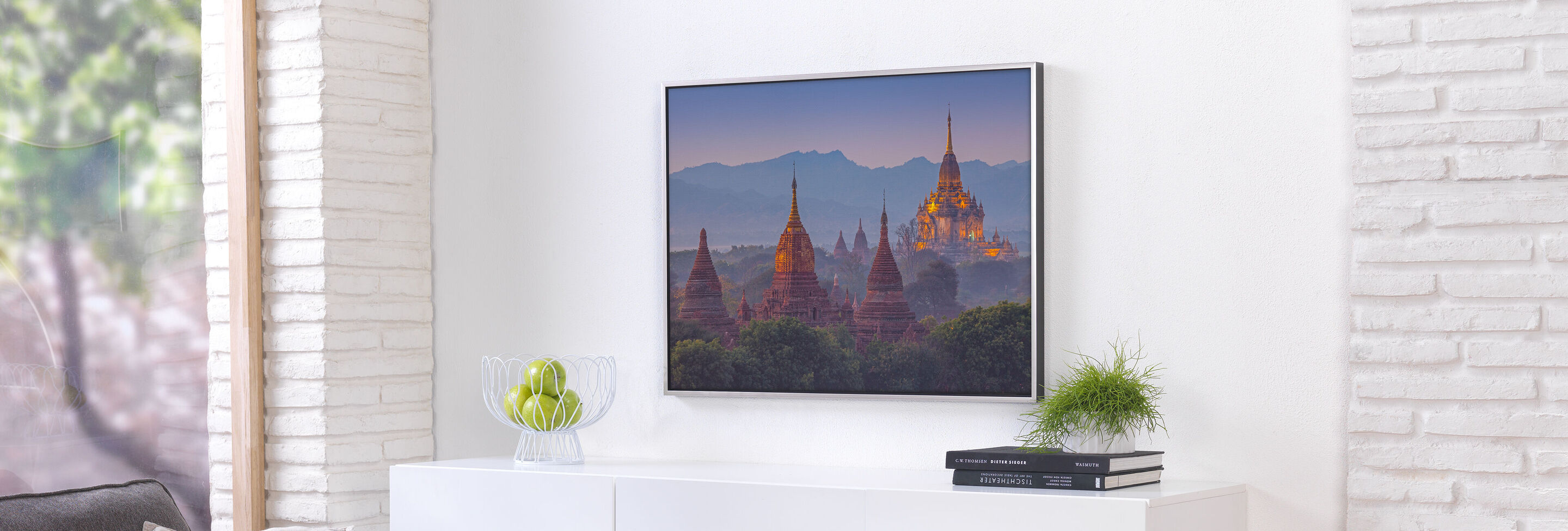 Une toile magnifique avec des pagodes et des montagnes dans une lumière douce.