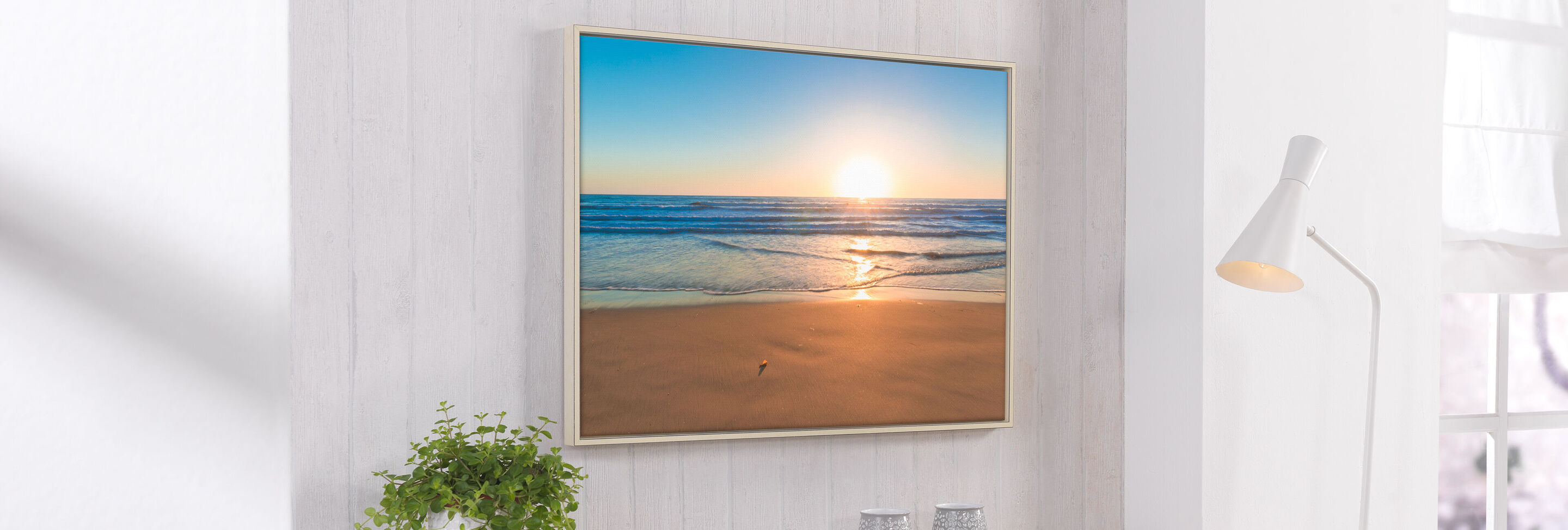Une toile magnifique d'un coucher de soleil sur la plage, montrant des couleurs chaudes et des vagues douces.