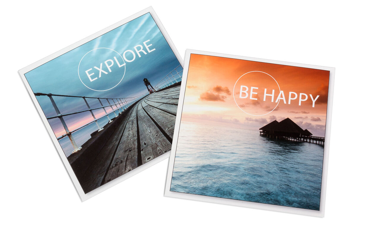 Deux images avec des citations inspirantes. L'une montre un pont au bord de la mer, l'autre une idylle aquatique avec les mots "EXPLORE" et "SOIS HEUREUX".