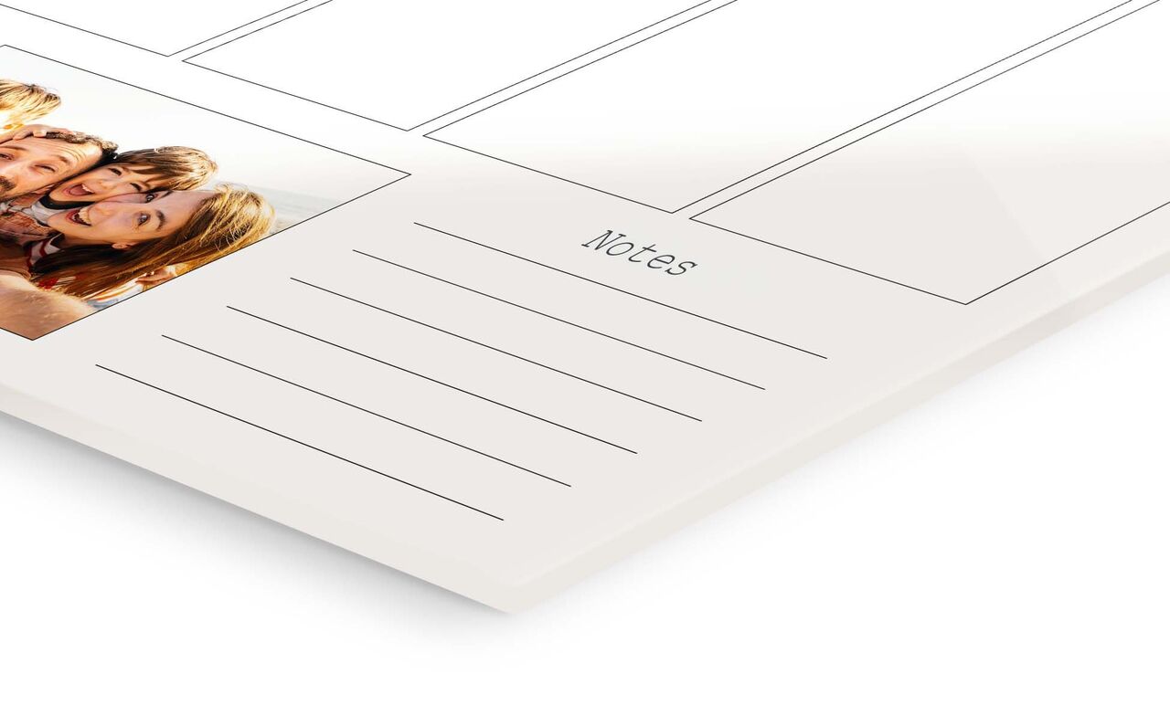 Carte postale avec espace pour souvenirs et notes. Photo joyeuse à gauche.