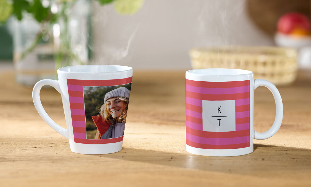 Deux tasses personnalisées avec un motif à rayures rose-rouge, l'une avec une photo et l'autre avec les initiales K et T.