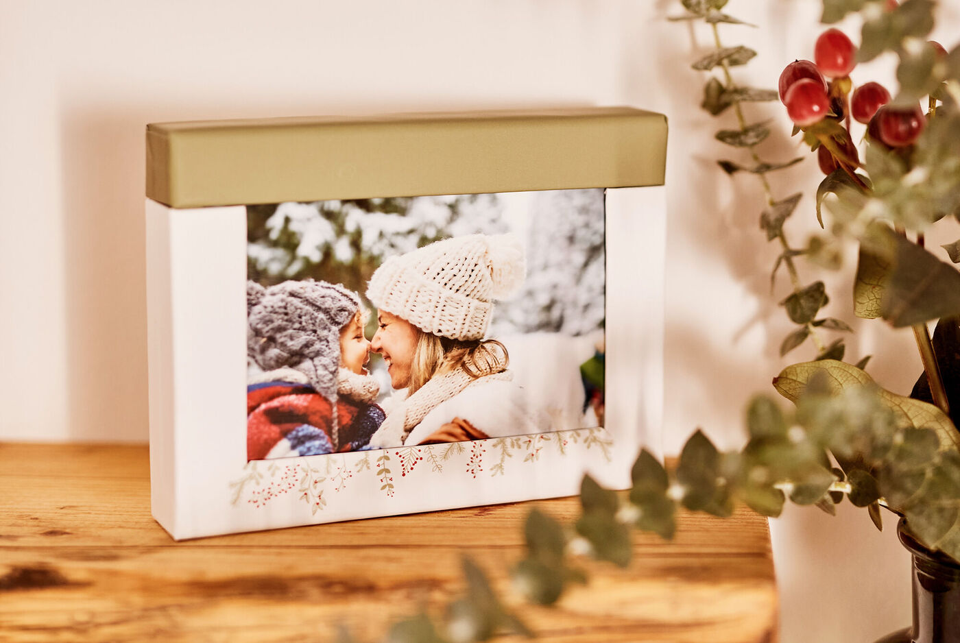 Amoureux dans un paysage d'hiver, enlacés dans une galerie photo.