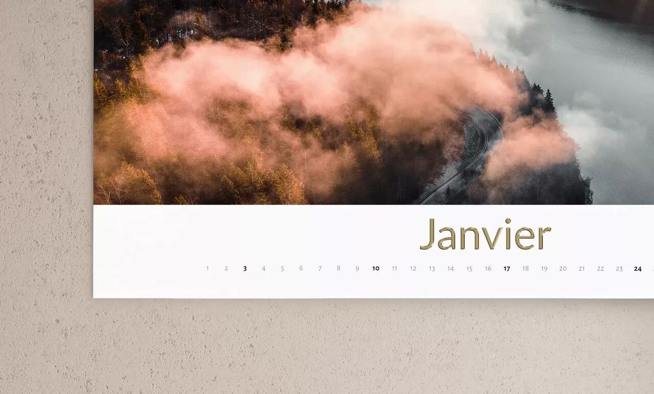 Une page de calendrier pour janvier avec "Janvier" et un magnifique paysage brumeux.