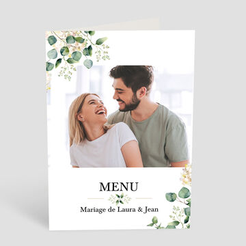 Menu de mariage avec un design botanique et deux personnes.