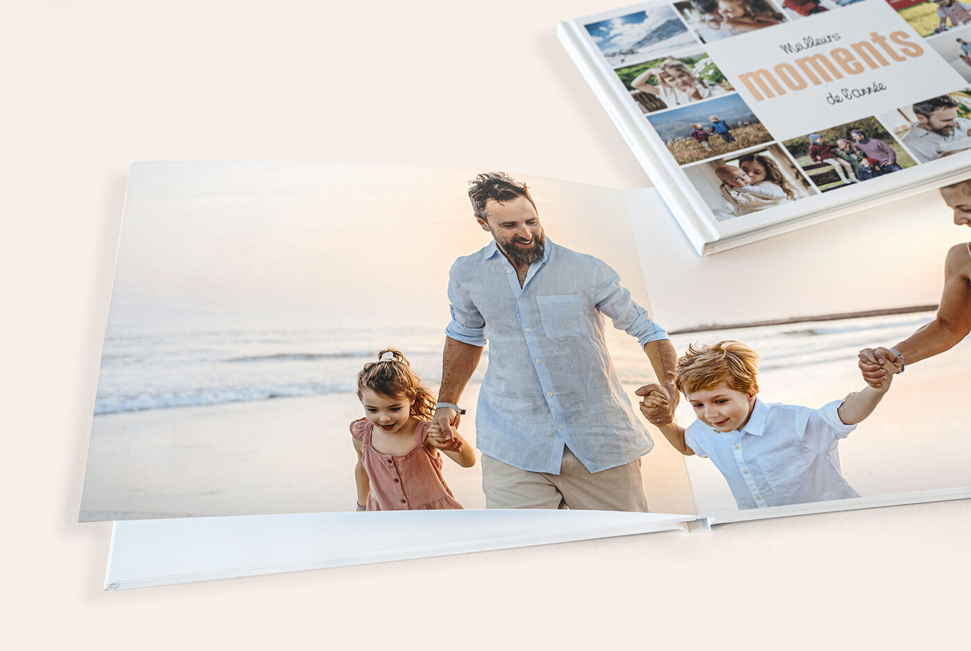 Une belle photo de famille à la plage avec des enfants et des souvenirs dans un album CEWE.