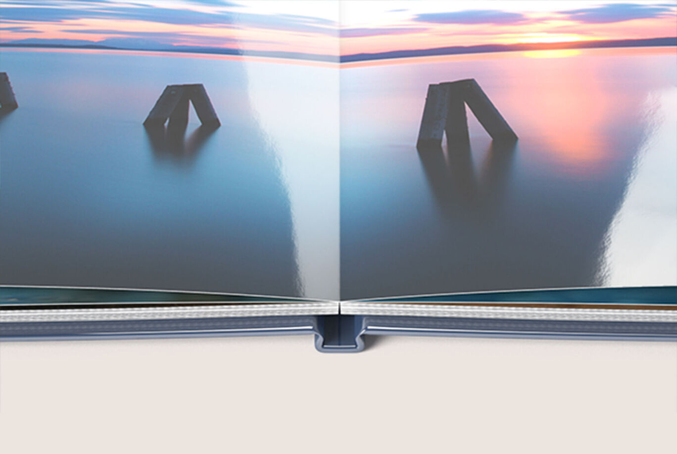 Deux pages ouvertes d'un ALBUM PHOTO CEWE avec une image d'eau calme au coucher du soleil.