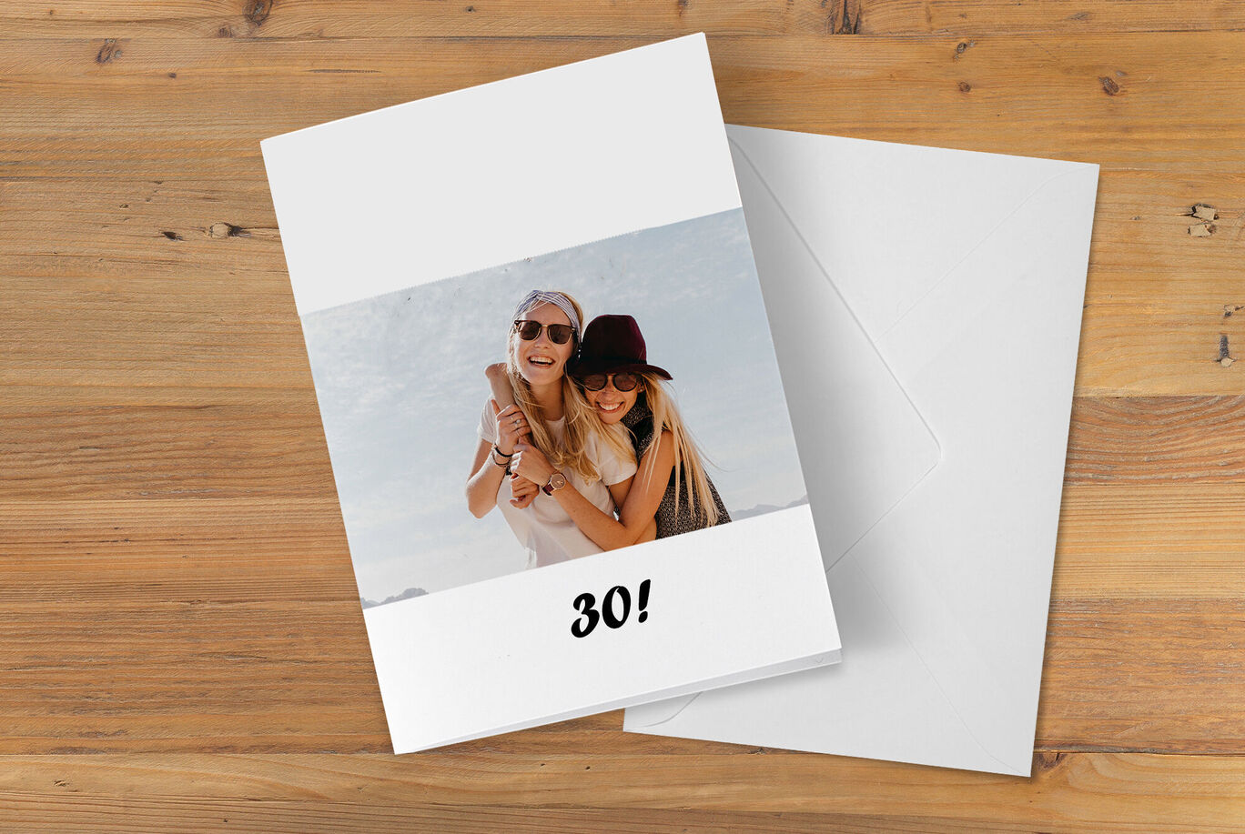 Deux personnes tenant une carte de vœux, entourées d'un beau fond en bois.