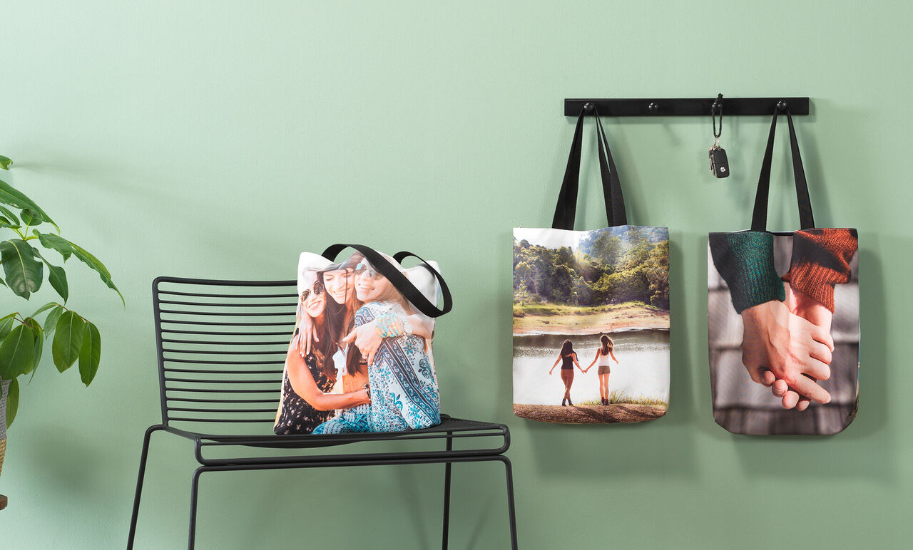 Trois sacs créatifs avec photos personnelles accrochés à une étagère. Un montre deux amies, un autre un paysage rêveur, et le troisième des couples main dans la main.