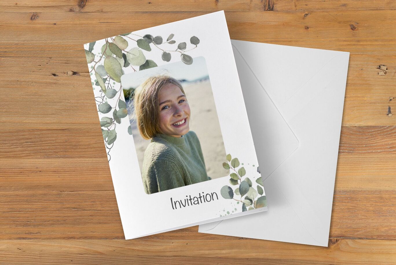 Carte d'invitation élégante avec design de feuilles, espace pour photo et texte.
