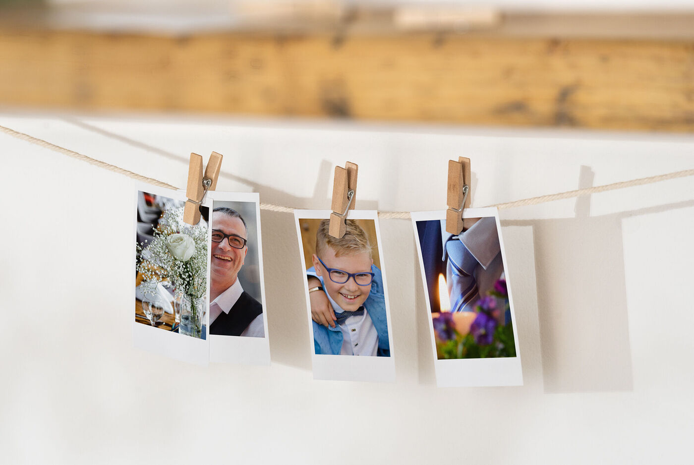 Une corde à linge avec différentes photos capturant des souvenirs tendres.