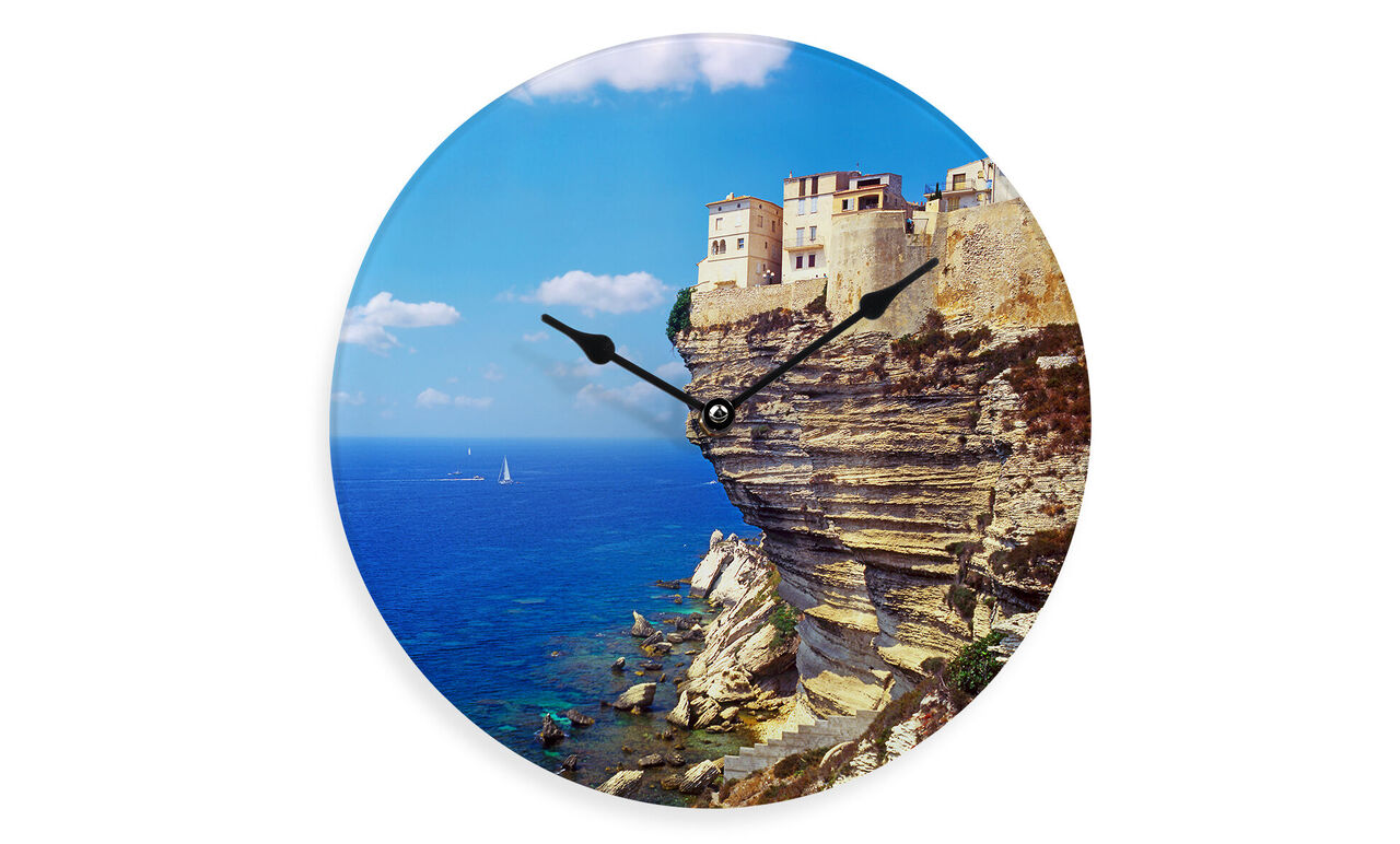Horloge murale élégante avec vue sur la montagne et mer bleue, heure précise