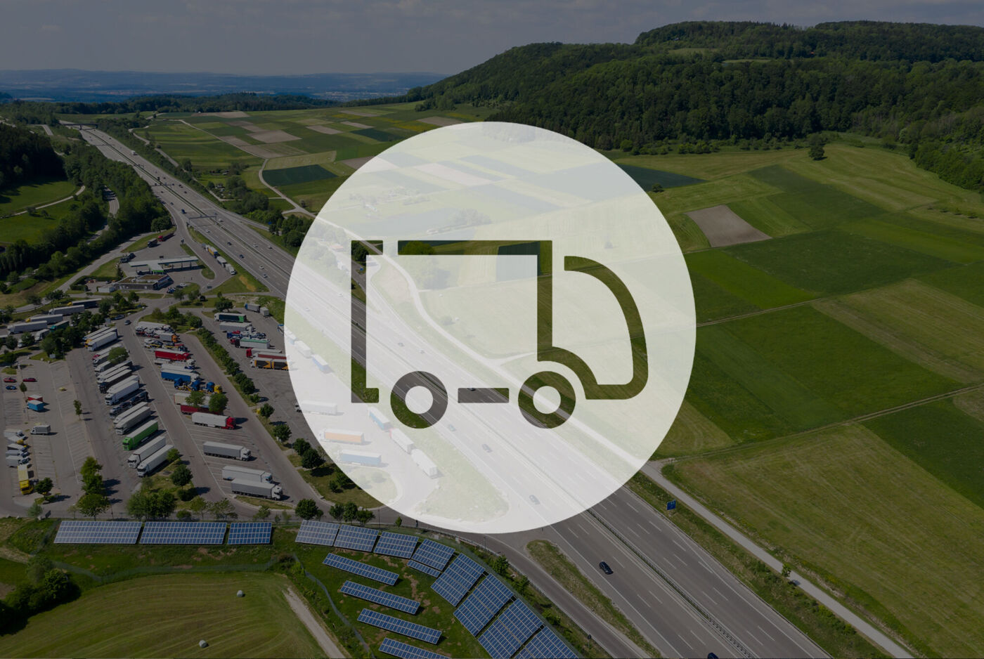 Un symbole de camion sur une vue aérienne de champs et d'une route