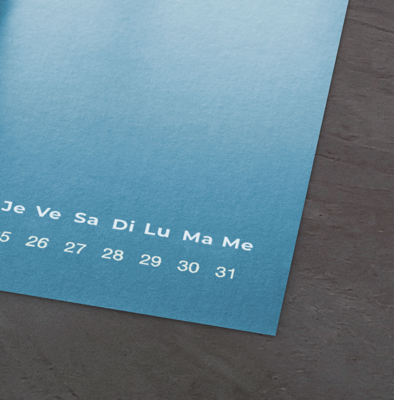 Vue latérale d'un calendrier en tons de bleu avec des dates pour le mois.