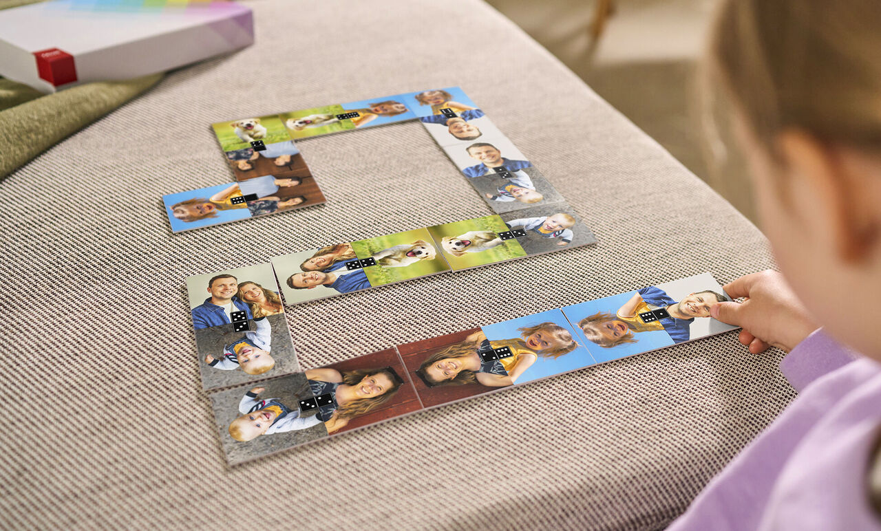 Un enfant joue avec un puzzle photo montrant différentes photos personnelles