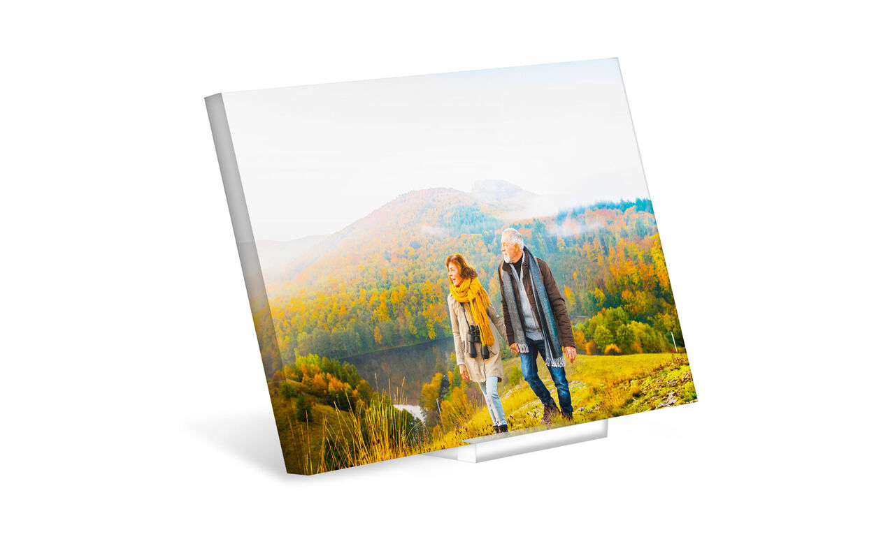 Un couple heureux se promène ensemble dans un paysage automnal coloré.