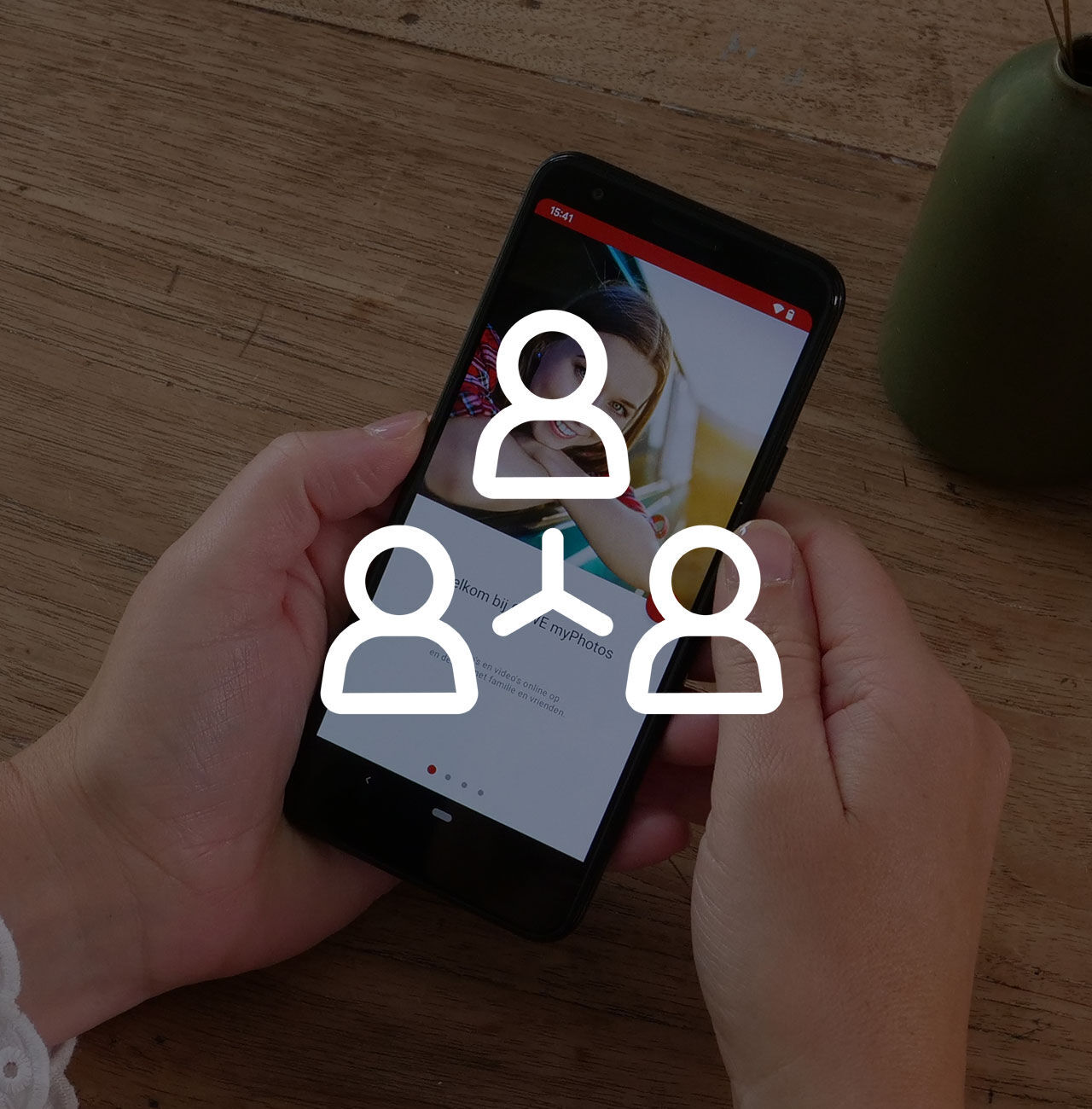 Une personne tient un smartphone affichant des interactions sociales à l’écran.