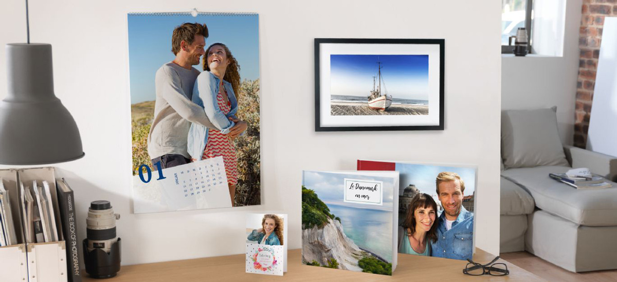 Un salon décoratif avec un calendrier et des tableaux.