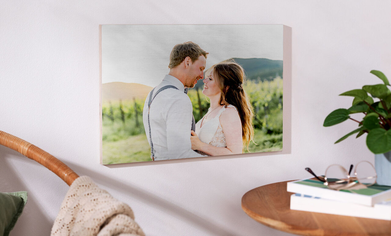 Un couple amoureux dans un paysage pittoresque, baigné par le soleil.