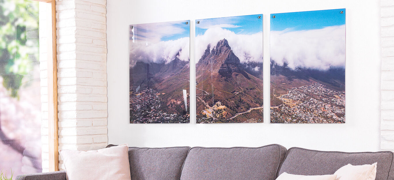 Trois magnifiques paysages d'une montagne dans une décoration intérieure moderne.
