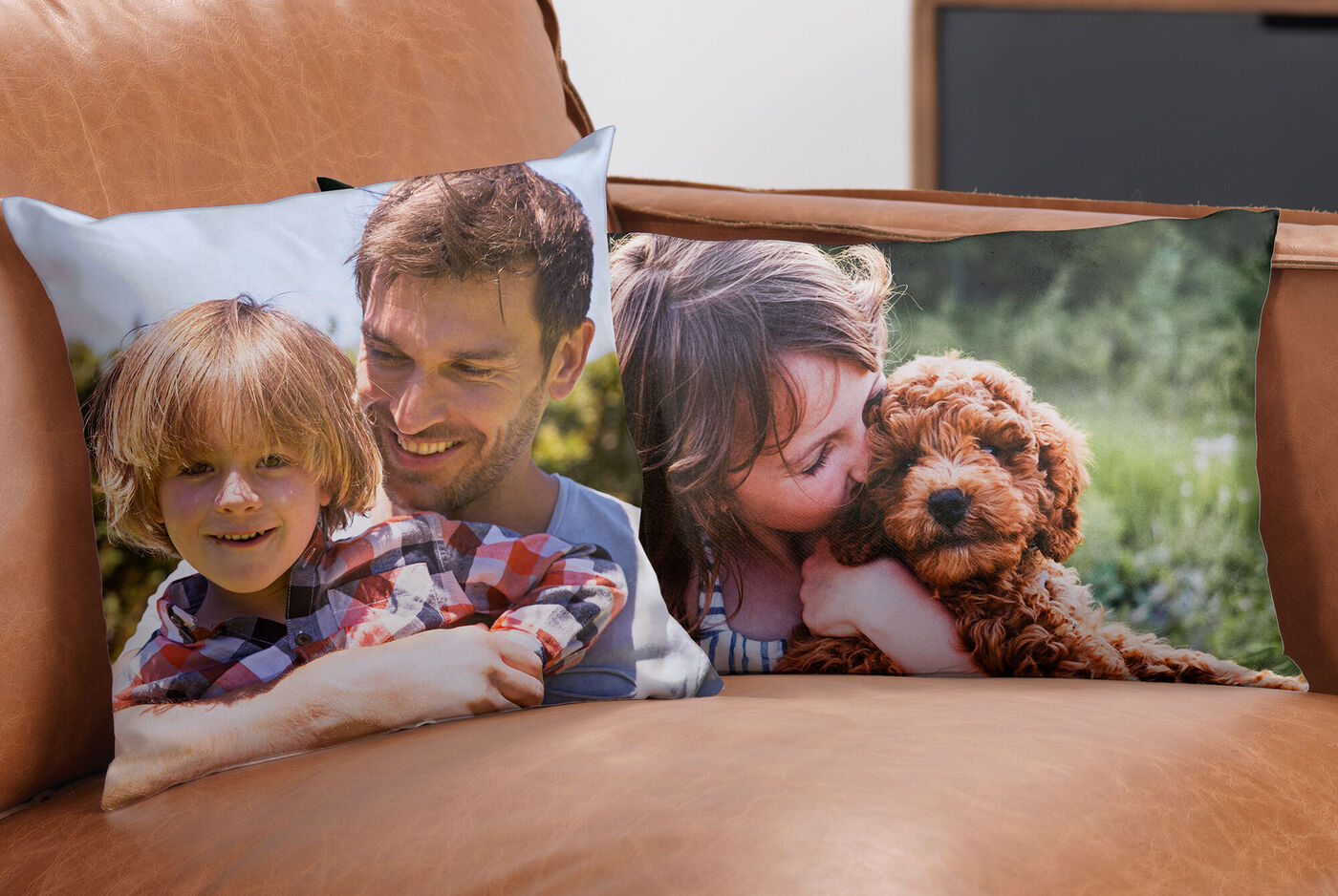Deux coussins sur un canapé montrent des moments joyeux avec des enfants et un chien.