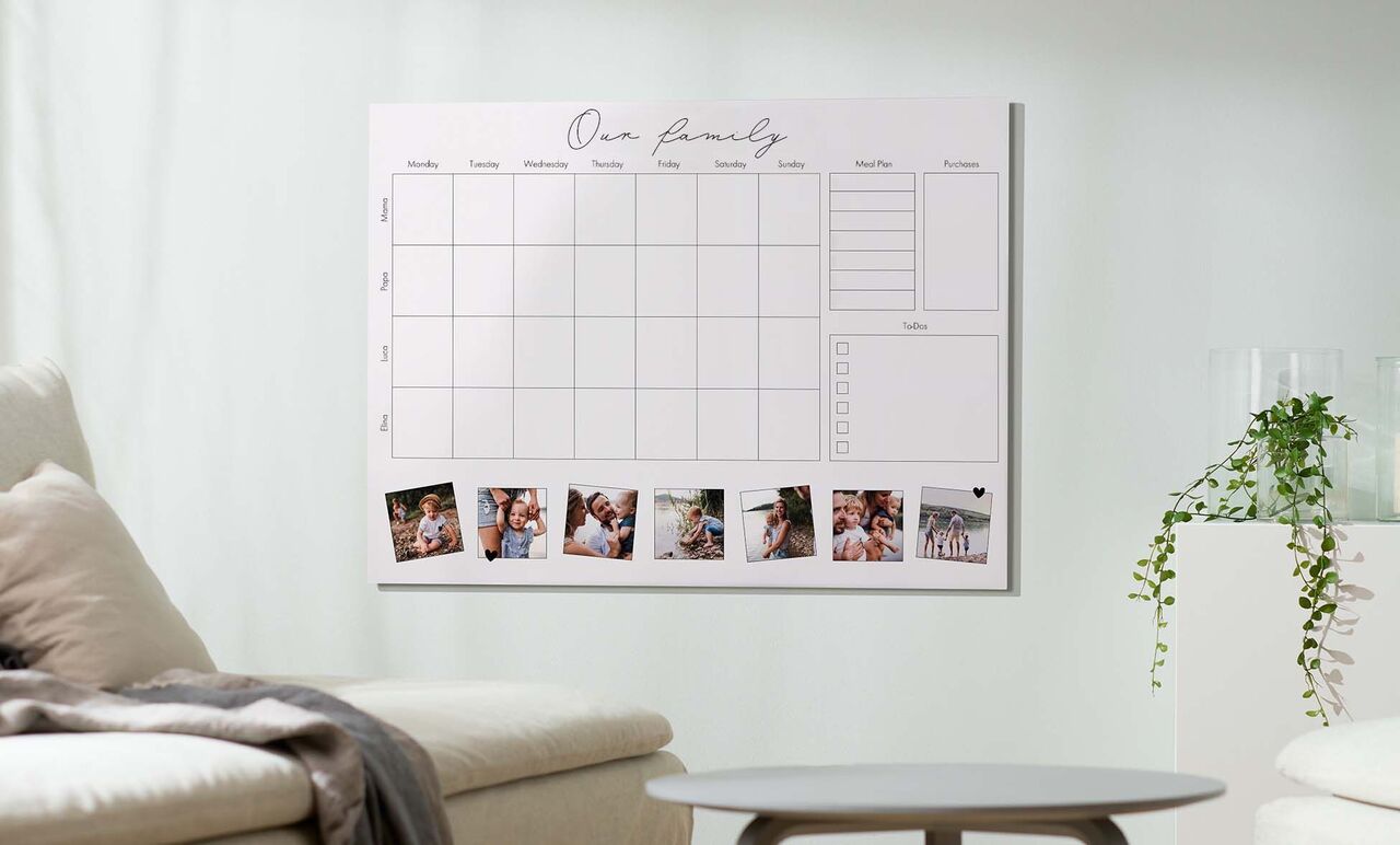 Calendrier mural style affiche avec nombreuses photos et zone pour planification hebdomadaire.