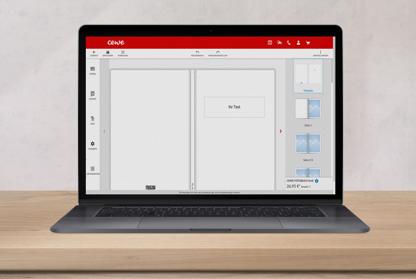 Ordinateur portable affichant le logiciel de création CEWE PHOTOBOOK sur surface en bois