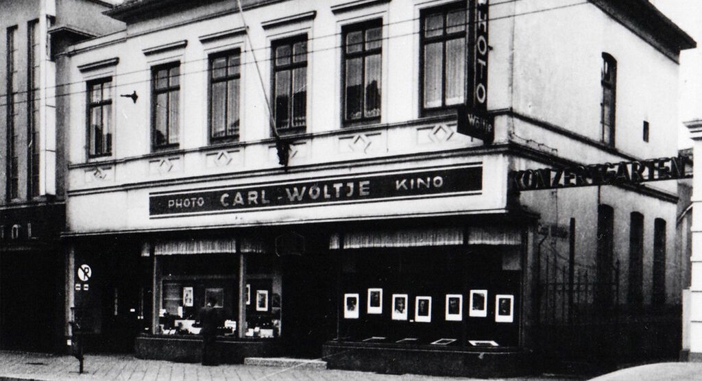 Cinéma photo historique avec vitrine et affiches.