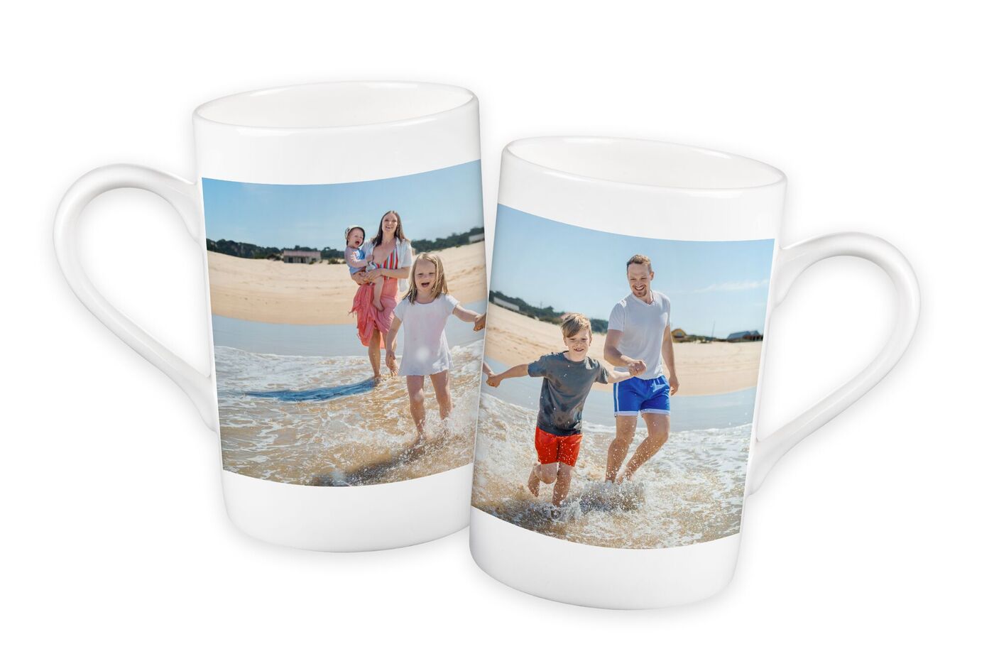 Tasse affectuese avec une famille à la plage